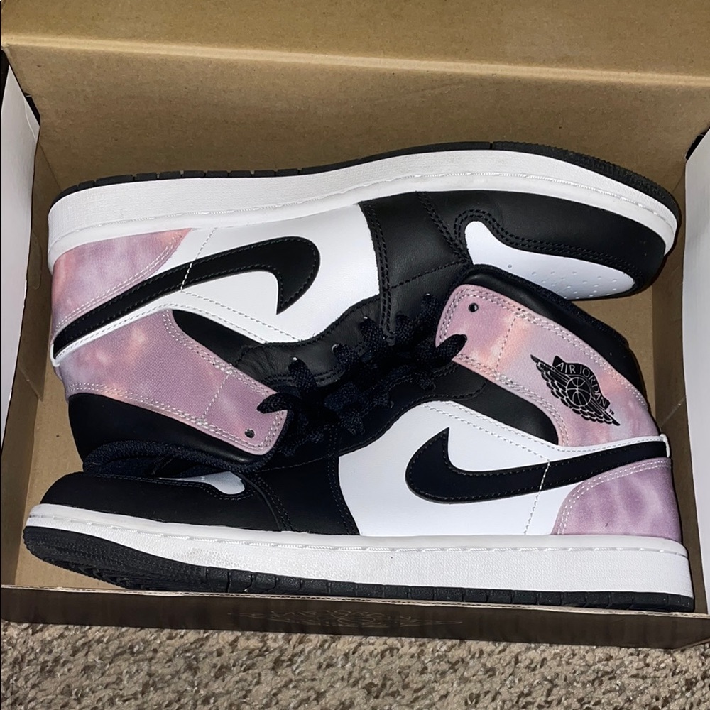Air Jordan 1 Mid SE black and pink sneakers